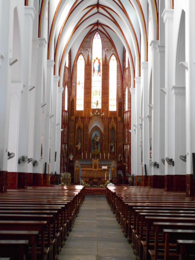 中は、思ったよりも広いです。<br />サイゴン大教会と違い、<br />いまは誰もお祈りをしていません。<br /><br />ミサの時間は決まっているので<br />その時間にしか、信者の方は来ないのでしょうか。