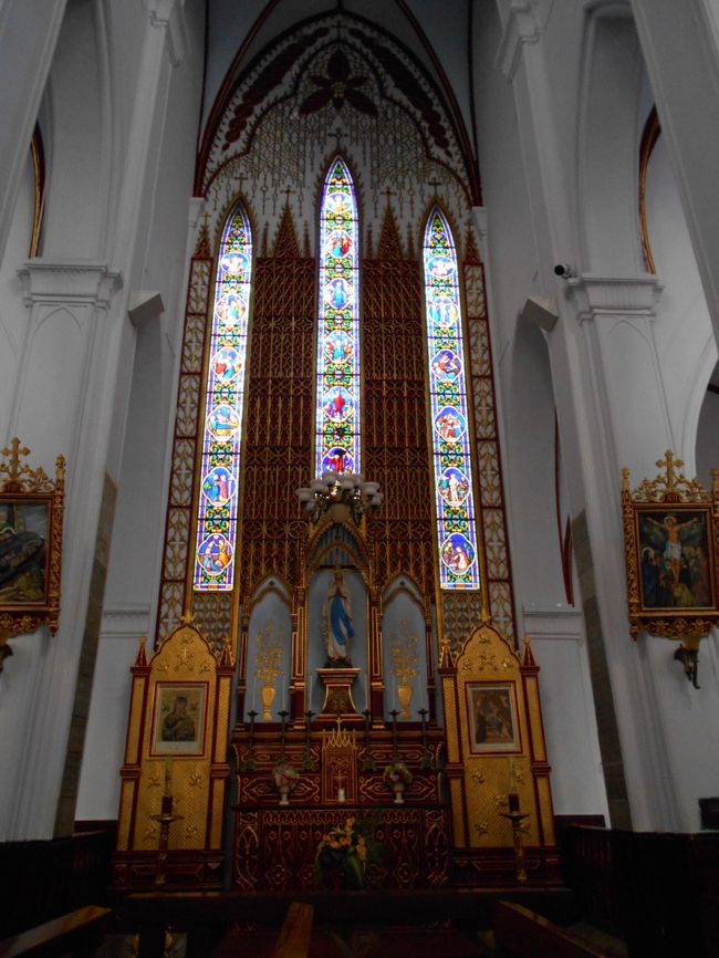 正面の拡大。<br /><br />三本のきれいなステンドグラス。<br />その下には、マリア様。<br /><br />ベトナムはマリア信仰のほうが強いのでしょうか。