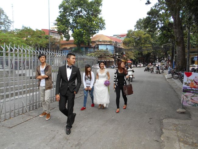 教会を出ると、<br />ちょうど花嫁さんと行き会いました。<br /><br />友人でしょうか、<br />それとも立会人でしょうか。<br /><br />介添え人ないしで、普通に教会に来ちゃうんですね。