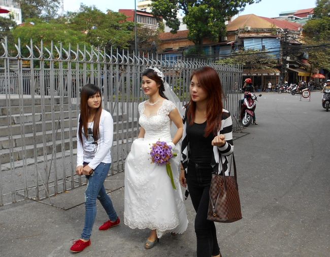 友人もジーンズ履いちゃって<br />かなりカジュアルだし、<br />パンプスは白じゃないんだ〜。<br /><br />地味婚かな？（笑）