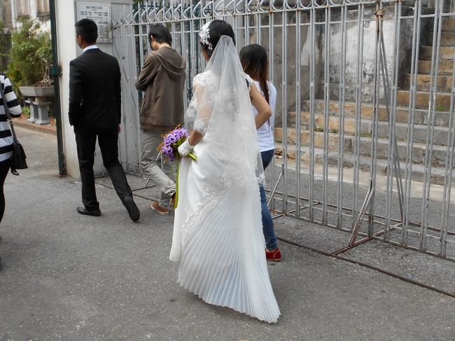 花嫁さんのバックショット。<br />プリーツのレースが裳裾をひいてます。<br /><br />このあと、ホアンキエム湖などの<br />ハノイ市内の名所で、撮影するんだろうなあ。<br /><br />あれ、それとも撮影はさきに済ませるのかな＾＾<br />