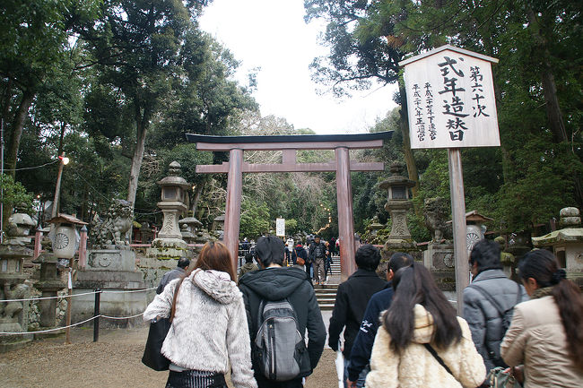 ●二の鳥居＠春日大社<br /><br />二の鳥居までやって来ました。<br />4日だというのに、思った以上に、人が多いです。<br />“第60次式年造替”と書かれています。<br />20年に一度行われる、社殿の修築大事業のようです。<br /><br />＊平成27年 3月27日　仮殿遷座祭（下遷宮）執行<br />＊平成28年11月 6日　本殿遷座祭（正遷宮）執行<br /><br />…と、HPにかかれてました。<br /><br /><br />