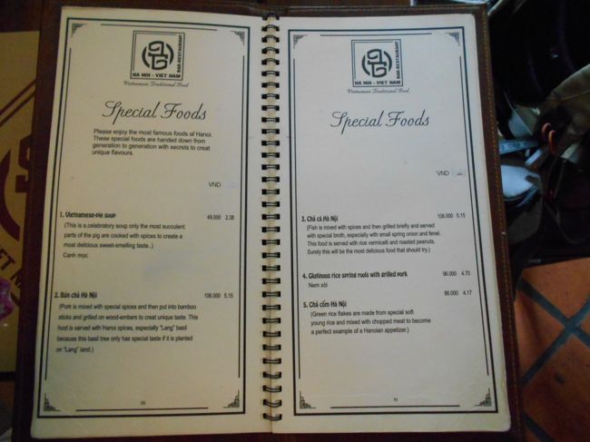 メニュー。<br /><br />見ると、情報で得ていたブン・チャー以外に<br />チャー・カーもあるようです。<br /><br />それぞれ106,000VND（500円）くらいです。<br /><br />もともとはブン・チャーを食べる予定でしたが<br />チャー・カーもあるなら<br />それも試してみることにしました。