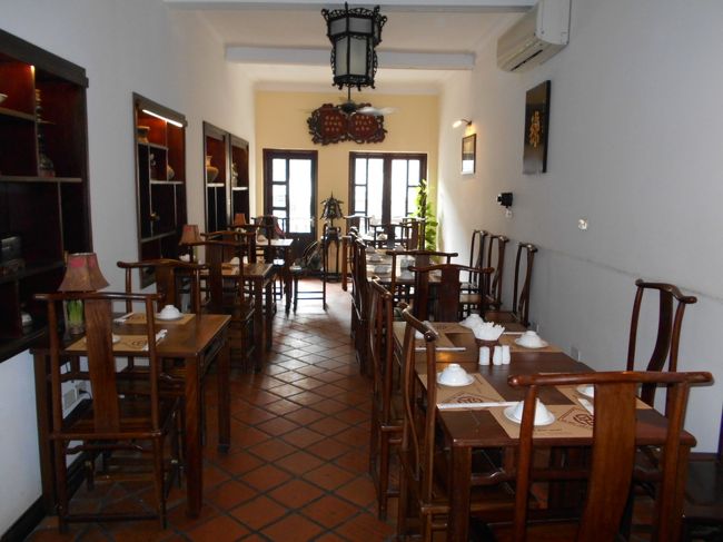 間口の狭い店に入ると<br />すぐに２階に案内されました。<br /><br />席は、奥の窓際です。<br />外からの明りが入って、気持ち良い席です。