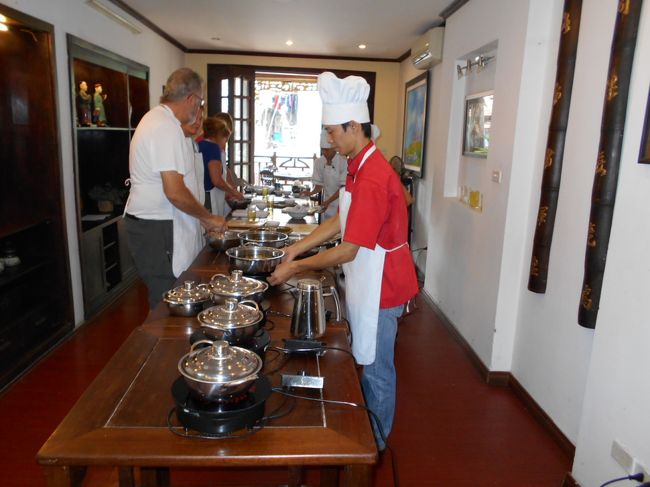 注文をしたあと、<br />ツレは3階席を探検してきていました。<br /><br />すると、なんとクッキングスクールを<br />やっていたそうです。