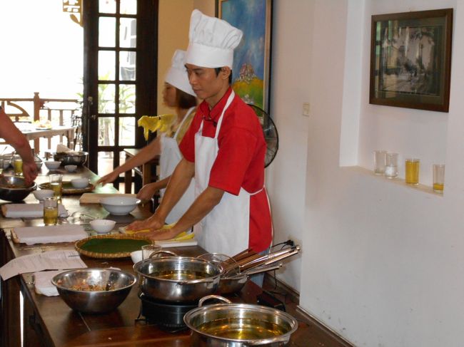 この赤い服の方が先生かな？