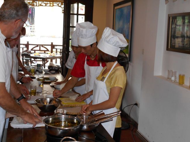 生徒さんは、白人さんが2〜3人のようです。<br /><br />ということは、ロンプラなどの<br />欧米向けのガイドブックには<br />このお店についての紹介があるってことですね。<br /><br />それか、ツアーコーディネーターが<br />紹介したか。<br /><br />いずれにしても、日本人には紹介されてませんけどね。