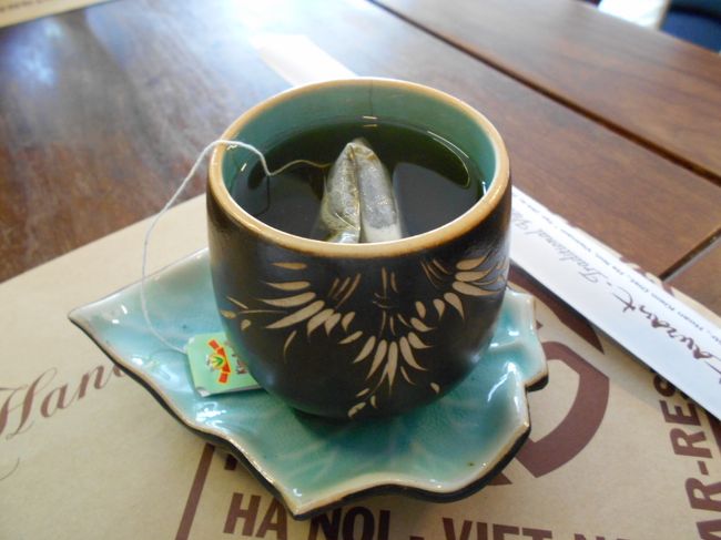 ツレは、お茶です。<br />たぶん、蓮茶でしょうけど<br />ティーバッグ？<br /><br />オシャレな店って、<br />こういうところが幻滅するよね。