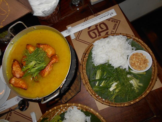 こちらは、チャーカーです。<br /><br />ハノイでチャーカーといえば<br />「チャー・カー・ラボン」が有名ですが。<br /><br />右のざるに乗っているのは<br />白いのはもちろん、ブン、ネギとディル、<br />小皿に乗っているのは、砕いたピーナッツ。<br /><br />左にあるのは、浅い鍋で<br />その中に、すでにターメリックの入ったタレの中に<br />火の通った白身の魚が入っています。<br /><br />写真では、そこにすでにネギとディルを入れました。<br />