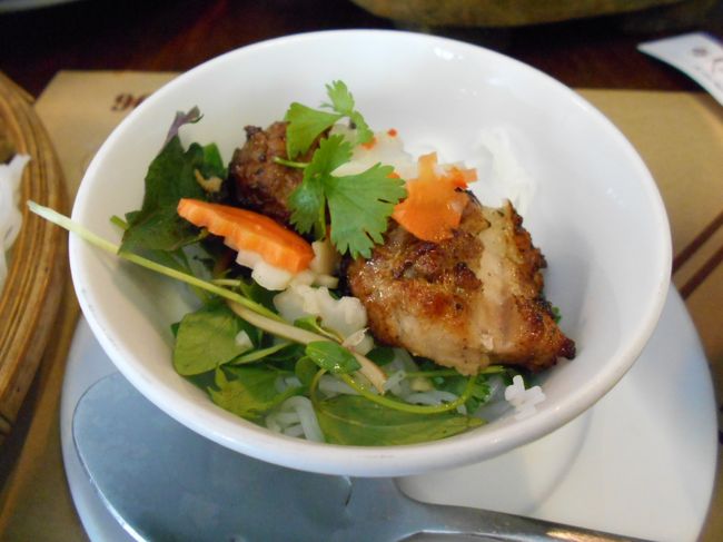 一番下にブンを置き、<br />その上に香草、お肉に団子、<br />そしてそこに甘酢ダレをかけたら<br />全部混ぜて、いただきます。<br /><br />ダックキムに比べると上品な味ではあるけれど<br />う〜ん、なんか物足りないんだよね。<br />まあ、揚げ春巻きもついてないしなあ。<br /><br />でも、小洒落たブン・チャーらしい味ではある！