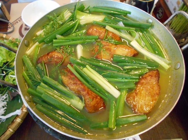 お店のお兄さんは<br />ネギもディルも生のままブンに乗せると言っていたけど<br />以前、「チャ・カ・ラ・ボン」では<br />こうして、鍋に入れて、さっと火を通していて<br />そのほうが美味しかったので、<br />ここでも、勝手にこうしてみました。