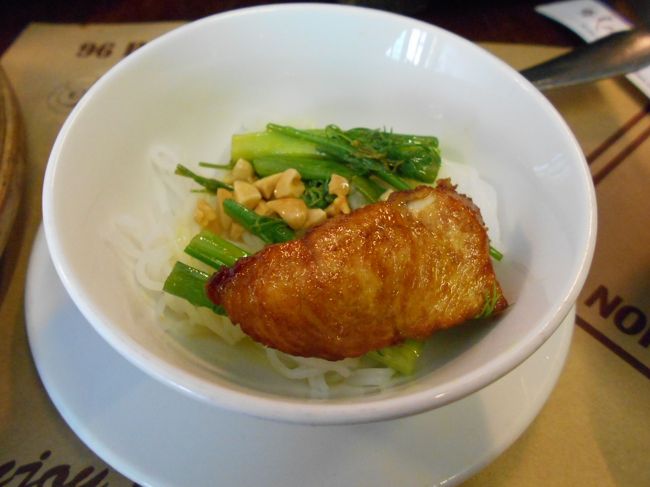 食べ方は、基本的にブン・チャーと同じ。<br /><br />器にブンを取り、その上にネギとディル<br />そこに、ピーナッツを適量乗せて<br />おさかなは、鍋のタレをかけて<br />これまた、混ぜ混ぜしていただきます。<br /><br />ブン・チャー同様にお上品な味でした。