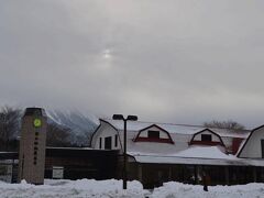 道の駅朝霧高原です。
富士山が…。(涙)
富士宮市内に入ったころから路肩のところどころに雪がありました。
でもここは、真っ白。