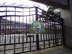 2014/01/01 15:01
『豎崎路』石段の一番上は、九分小学校の石段があります。
この石段を上がり九分小学校の門を撮ってます。