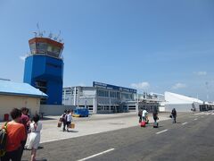 フルレ島にあるマーレ国際空港に到着。
定刻より30分ほど遅れました。