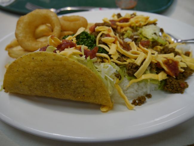 那覇空港で13:00発石垣島行の便をお昼ご飯を食べながら待っていたら…。<br />遅延で14:30発に変更とのこと。<br />3時間あったら国際通りまで出れたのに、気が付いたのはお昼を食べた後だった。。。<br />残念！<br /><br />お昼に食べたタコライスセット、ポテト以外はぬるくて美味しくなかった。。。