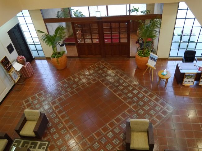 15:30に石垣島に着き、レンタカーを借りてそのままホテルへチェックイン。<br /><br />宿は「かりゆし倶楽部石垣島」です。<br />エントランスがバリ島みたい。<br />ソファに座ってさんぴん茶を飲みながらチェックインできます。