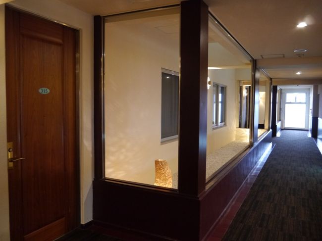 廊下の仕切り？がいい味出してます。