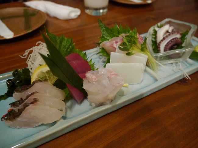 とりあえず刺身6種盛りで乾杯（運転手の私はウッチン茶）。<br />家を朝5時に出て約半日、ようやく石垣島に着いた喜びをかみしめながら晩御飯を食べる。