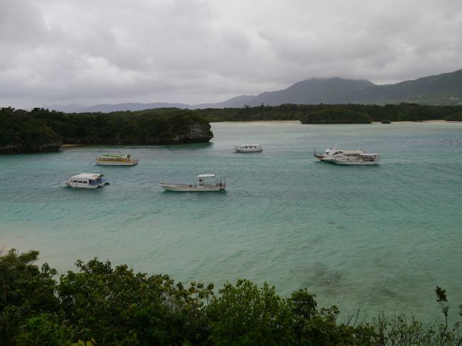 強風の中、母が行きたいと言うので川平湾へ。<br />分かりずらいですが、着いたらすごい風と雨。<br />しかも寒い！<br />薄手のダウンジャケットを持ってきていたのにホテルに忘れ、ブルブル震えてました。<br />