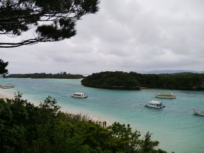 こんな風の中でもグラスボートに乗っている人がいました。<br />チャレンジャーやなあ、と思いながら私たちはそそくさと退散。<br /><br />こんなに悪天候でも海はとっても綺麗。<br />お天気だったら本当に綺麗なんだろうなあ。