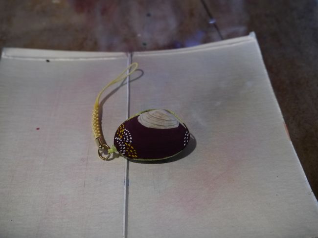 ちょっと沖縄のミンサー織の柄を意識して作ってみました。<br /><br />乾かして重ね塗りして、と色づけしていると30分くらいかかりました。