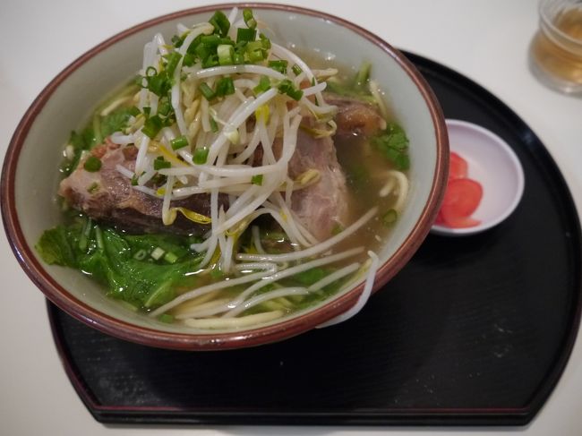 サンエーでお土産や沖縄食材を買ったらもう6時前。<br /><br />ホテルに戻ったら食べるところがないので、サンエー近くのパチンコ屋にある<br />「きみ食堂」でソーキそば。<br />野菜もお肉もたっぷり入っていて美味しかったです。<br /><br />そしてこの日も冷えた体をお風呂であっためてビールで宴会して早めに就寝。<br /><br />本当はカヌーやトレッキングをしてみたかったのですが、とにかく寒くて、インドアばかりで終わってしまった1日。<br />でもいろいろまわれて良かった。