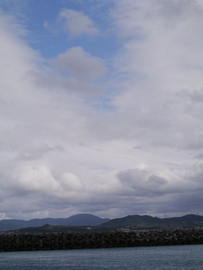 9:30に石垣島発、11:15に竹富島を出るという超短時間の滞在でした。<br /><br />竹富島の港から石垣島が見えました。<br />そしてやっと雲の隙間から青空が！