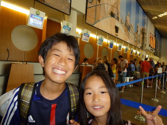 途中で親切な人々に助けられながらバスに乗り無事にカウンターに到着できました。<br />階層ごとに受付が分かれてました。<br />私はロイヤルカリビアンのHPから8Fのバルコニールームを予約しました。オプションで3人分のソーダ飲み放題もつけました。