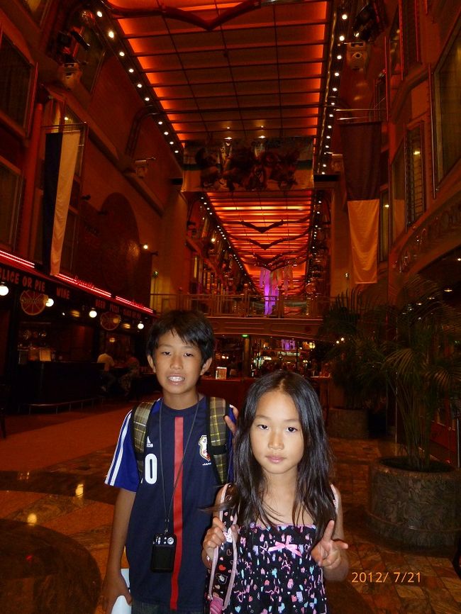 正午になって乗船♪でも、お部屋に入れるのは13：00とのことです。<br />ビュッフェスタイルのウィンジャマーカフェでお昼を食べました。