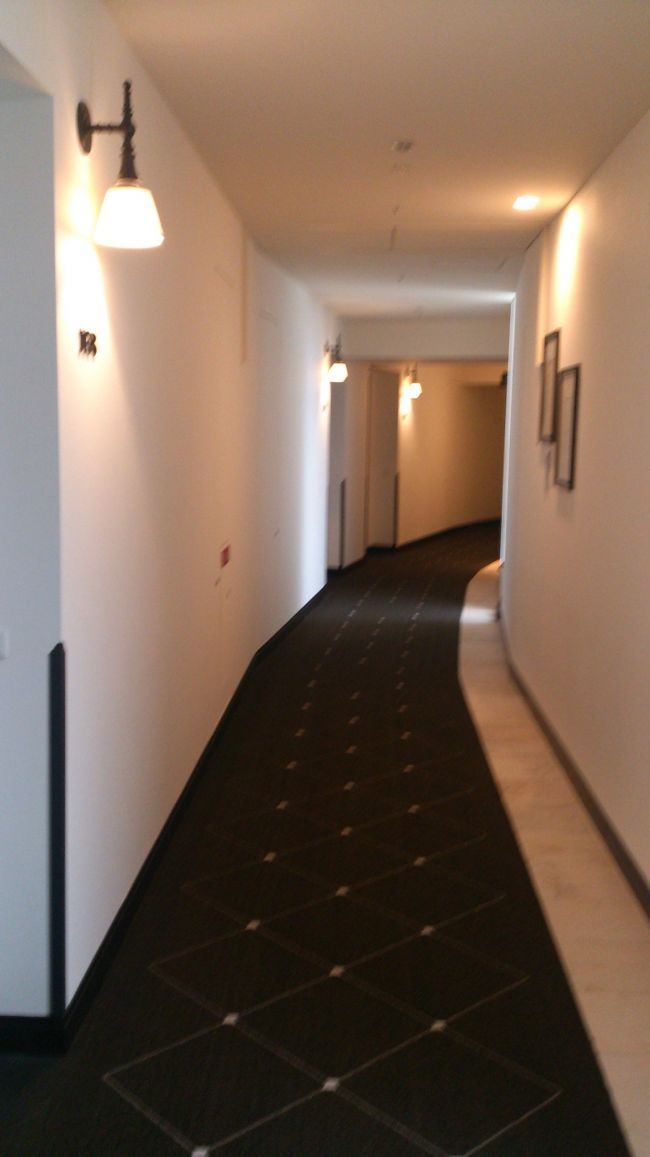 お部屋に向かいます。<br />チェックインの時に一万円プラスでバスルームから海が見えるお部屋にご案内できますが〜と勧められましたが、今回は息子と二人だしお風呂は夜しか入らないから海も見えないかなと思い断りました。