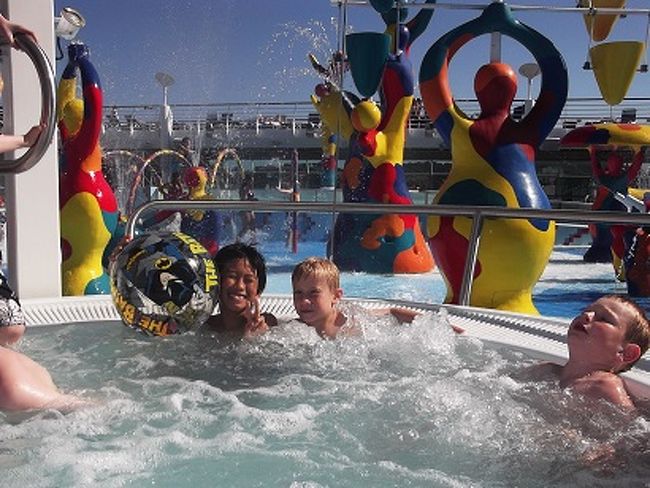 冷たいプールで大はしゃぎ♪<br />セルフソフトクリームマシーンもあります。<br />お腹が空いたらビュッフェに行けるし。ここは極楽です!(^^)!<br />写真の男の子はシュンと仲良しになって、プールにいる時は二人は一緒でした。