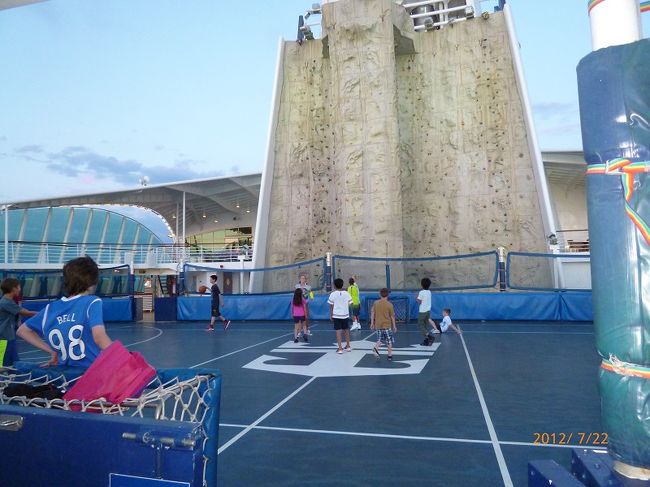 21：00を過ぎてもまだ暗くなりません。3人で始めたサッカー、いつのまにか人が増えてます。最大で23人まで増えました。敵と味方の区別がついているのかな？疑問ですが、楽しそうなのでなによりです。<br />最後の日まで夕方になるとみんなでサッカーをしてました。<br />言葉も国籍もバラバラだけど子どもというだけで仲良くなっちゃうなんて、子どもって素敵ですね。