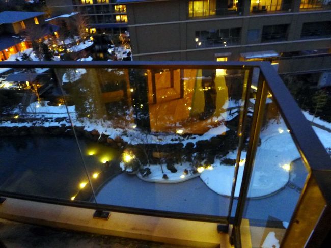 小さなバルコニーが備わります