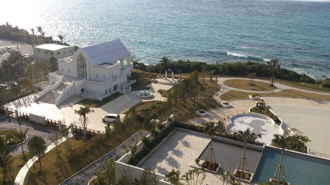 バルコニーから見えるホテルの教会。