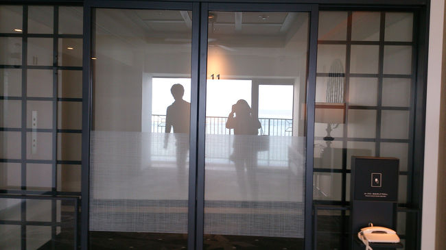 カードキーをかざしてお部屋のあるフロアに入れます。