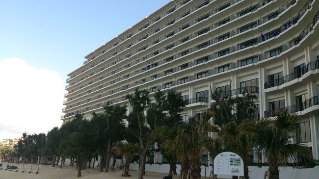 ビーチ側から見たホテル。