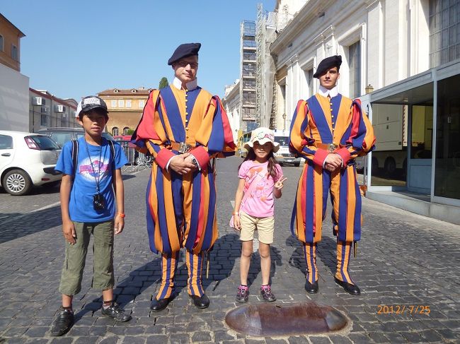 衛兵さんと写真撮影、その後バチカン美術館への道を伺いました。