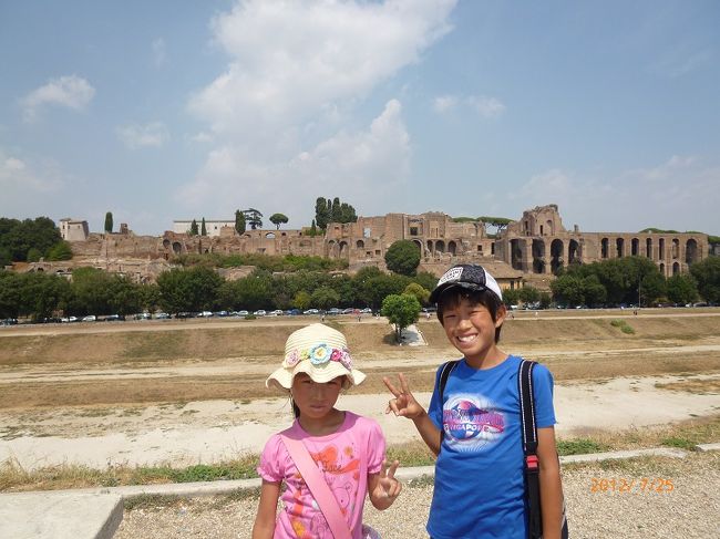 バックはフォロ・ロマーノです。<br />ひたすら徒歩でコロッセオを目指します。<br />途中、水道水がありマイボトルに給水しました。