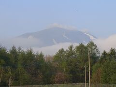 　早朝に起床する。朝食を済ませて午前5時４０分に出発する。北軽井沢から観る浅間山はクッキリは見えないが雲を頂いた勇姿は素晴らしいものでした。

　今日は少し遠いのだが、長野県の北にある「戸隠神社」と「善光寺参り」に行くことにしてあるので、早朝の出発となる。
