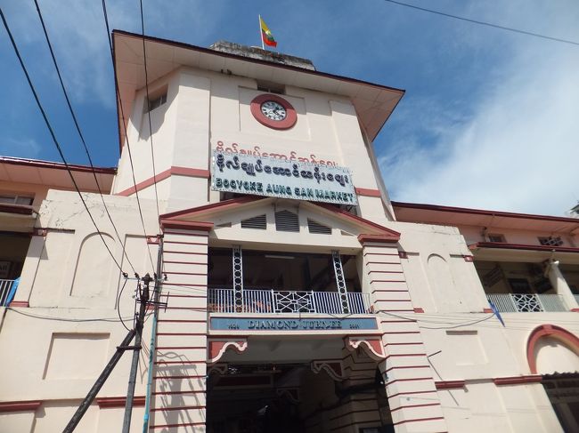 ボージョ・アウンサン・マーケット(Bogyoke Aung San Market)<br /><br />ヤンゴンでショッピングならここ！なのですが、<br />残念ながら、マーケットが閉まっている日でした。