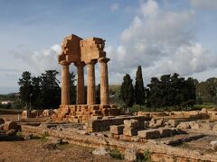 ディオスクリ神殿 Tempio dei Dioscuri

西側地区の外れにあり、紀元前5世紀末に建造された小規模な周柱式ドーリア式神殿。