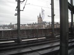 12月28日(土)
デュッセルドルフに向かう途中の、ケルン中央駅の手前のライン川の鉄橋からの眺め。
