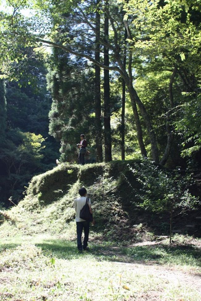沢も終わってこの場所で重大な事実に気がつきました。<br /><br />「道、間違えたんじゃね？」 <br /><br />ガーーーーーーーーーーーーーーーーーーーーーーン！ <br /><br />って気分でしたよ。 <br /><br />いつの間にか10キロコースを歩いていたようです。 <br /><br />もう引き返すことは出来ず、このまま突き進む覚悟を決めました。 <br /><br />炎天下の中、ひたすら山登りでした。飲み水も尽きかけてきて、口数も少なくなりましたね。 <br /><br />写真を撮るような余裕もありませんでした。