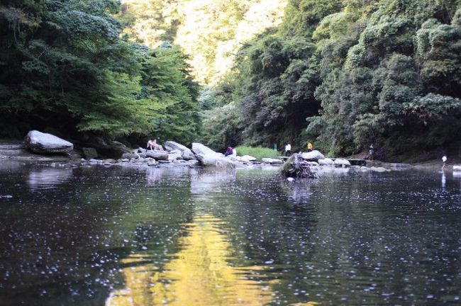 水は少なかったですねぇ。自分達が来た頃は人もまばらには居ましたが、17時になるとみんな帰って行きました。自分らだけでぽつーんでした。 <br /><br />ひぐらしの鳴き声も聞こえてきてノスタルジックな空気でした。<br />あぁ、青春の1ページ。<br /><br />タクシーの運転手の方からバスの時刻を教えてもらったのでバスで上総中野駅を目指しました。 <br />バスに乗っているのも自分達だけでした。