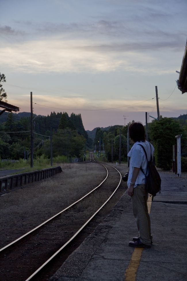 あの夕日の先に僕達はいったい何を見たのだろうか・・・。<br />線路の先は未来なのか過去なのか・・・。<br /><br />いったいいつの自分を見ているんだろう。<br /><br />大自然と小湊鉄道を満喫した1日でした。