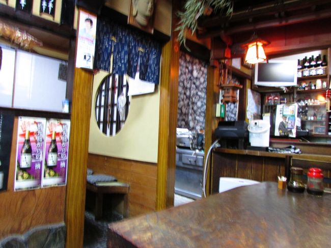 なら瑠璃絵は18時から21時まで。<br /><br />猿沢の池の近くにある大分の田舎料理屋「いづみ」で軽い夕食を取りました。<br />去年の5月に奈良友たちと夕食をとった「まんぎょく」のお隣。<br />「まんぎょく」はこの日は休業中だったので奈良友の三輪さんが話していた「いづみ」にしました。<br /><br />こじんまりとした昔懐かしいような店構えです。