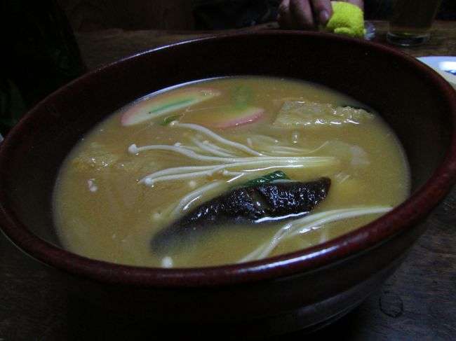 美味しそうに写っていないけれど、麵はほうとうのようでほうとうにあらず、(ほうとうとは違うと強調されていました)しかも美味しい。<br />お汁は白味噌をベースに数種類のお味噌をブレンド、そこに秘密があるのかとっても美味しく、身体中温まりました。<br /><br />さて身体が温まったので「瑠璃絵」の会場へ。<br />