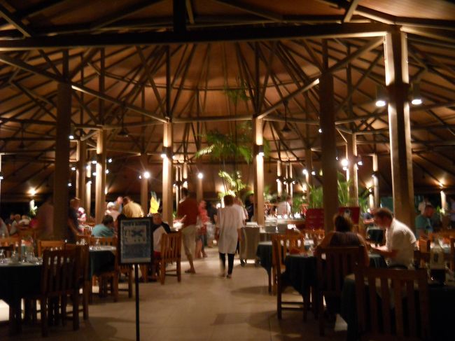 全食事付きのなので滞在中決まったテーブルで食事。<br /><br />ビュッフェスタイルで意外に種類が多い。<br /><br />