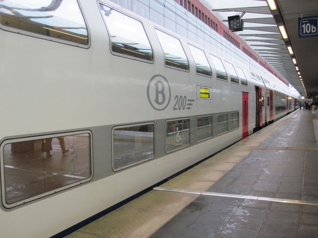 この列車で、ブリュッセル中央駅からブリュ―ジュに向かいました。<br /><br />２階建てのお洒落な列車でした。